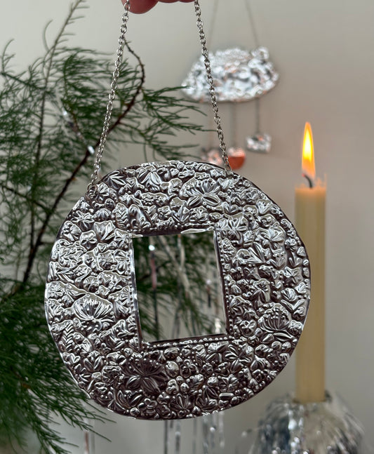 Circle Floral Tin Embossed Frame